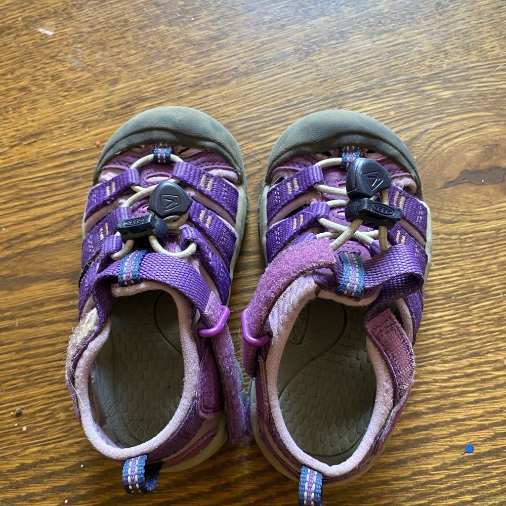 Keen Toddler/Kids Newport H2 closed toe Purple Water Sandals size 9